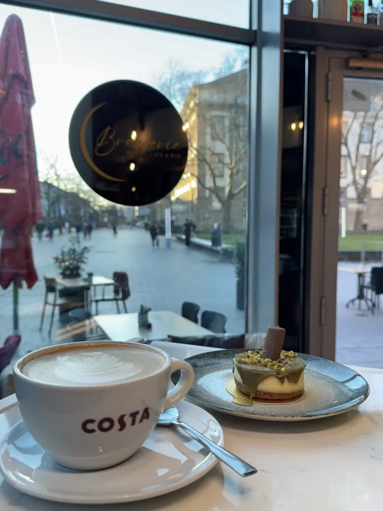 Cappucino und kleines Törtchen in der Brasserie