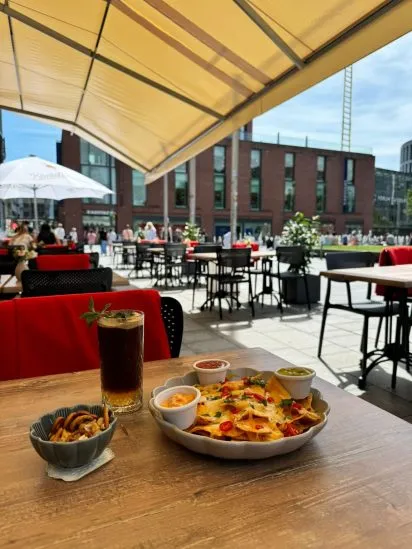 Longdrink und Tortillas draußen an der frischen Luft