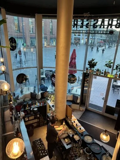 Blick auf Theke und Fenster der Brasserie